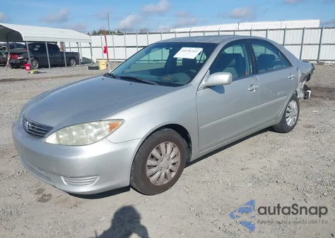 2005 Toyota Camry Le z USA, uszkodzony, nr VIN 4T1BE32K55U034263